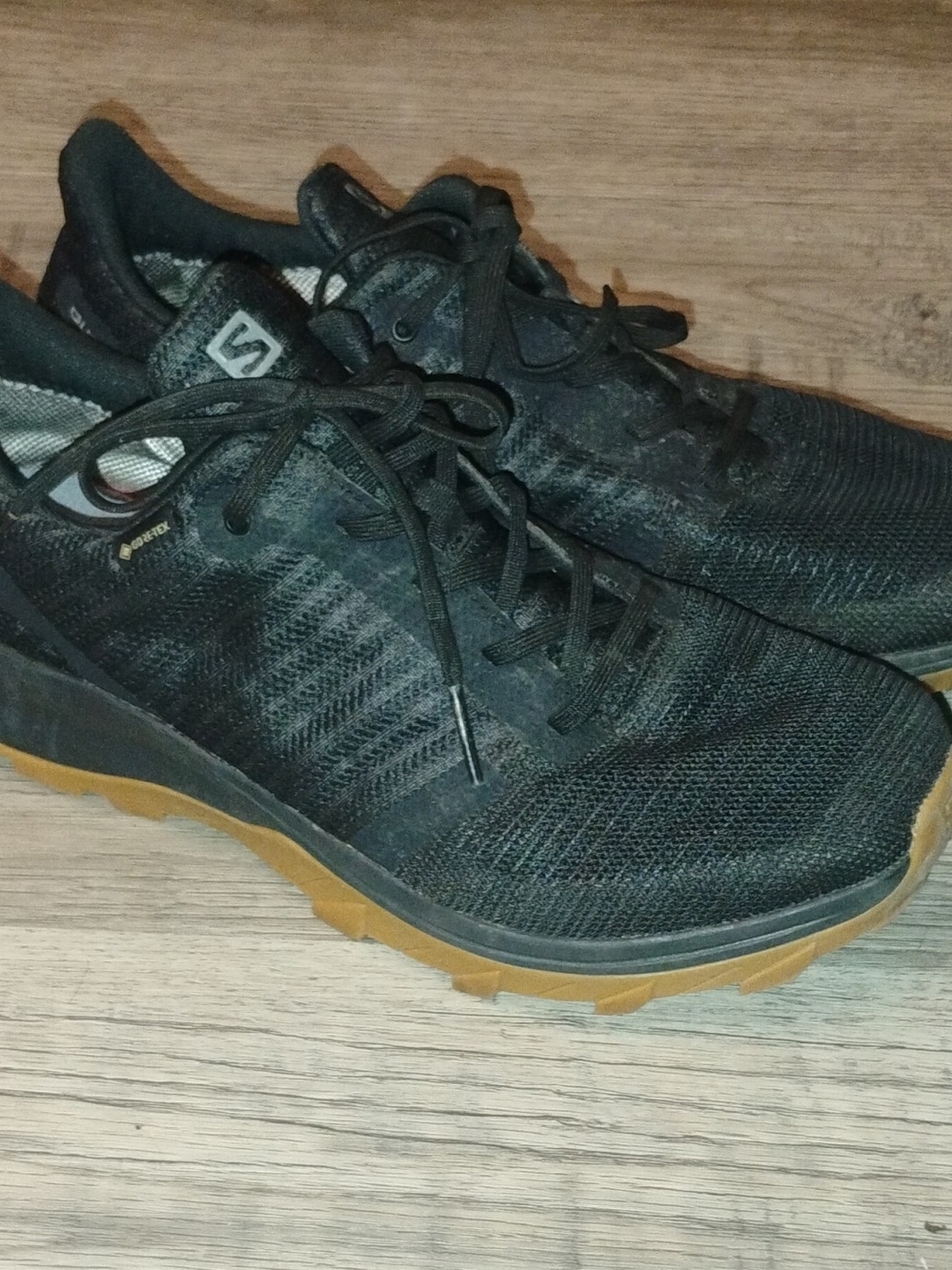 Salomon Men's Black Trail Running Hiking Shoes with Gum Sole Size 10